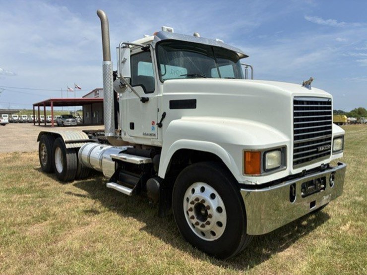 2016-mack-chu613-daycab-truck-image-2