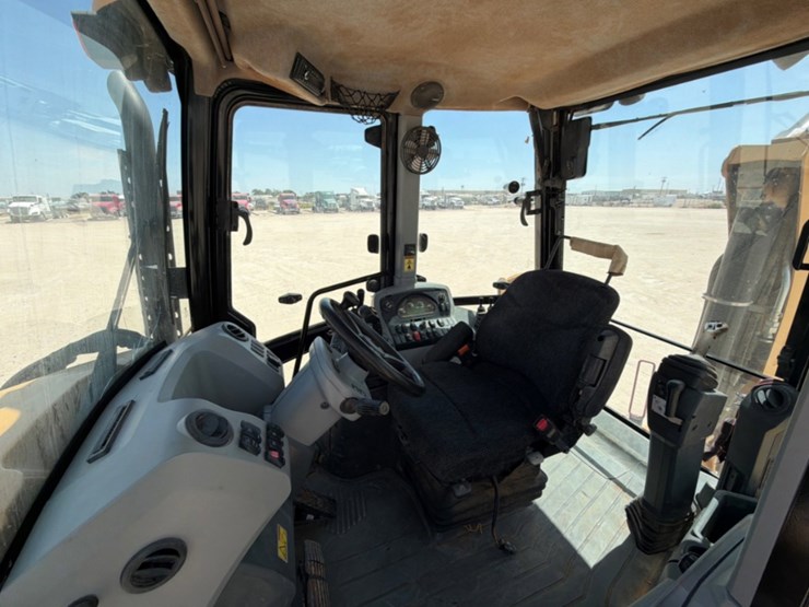 2021-caterpillar-420f2-it-image-11