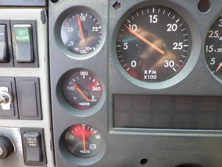 1999-freightliner-fl70-image-48