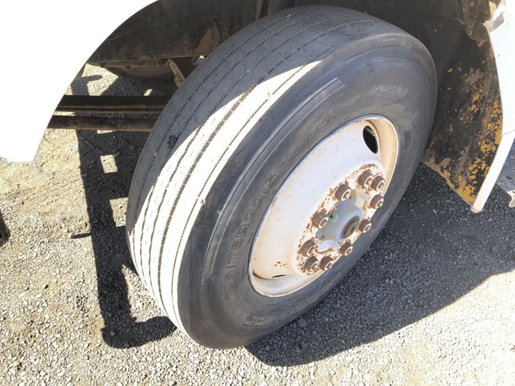 1999-freightliner-fl70-image-11