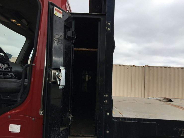 2014-freightliner-m2-flatbed-truck,-image-14