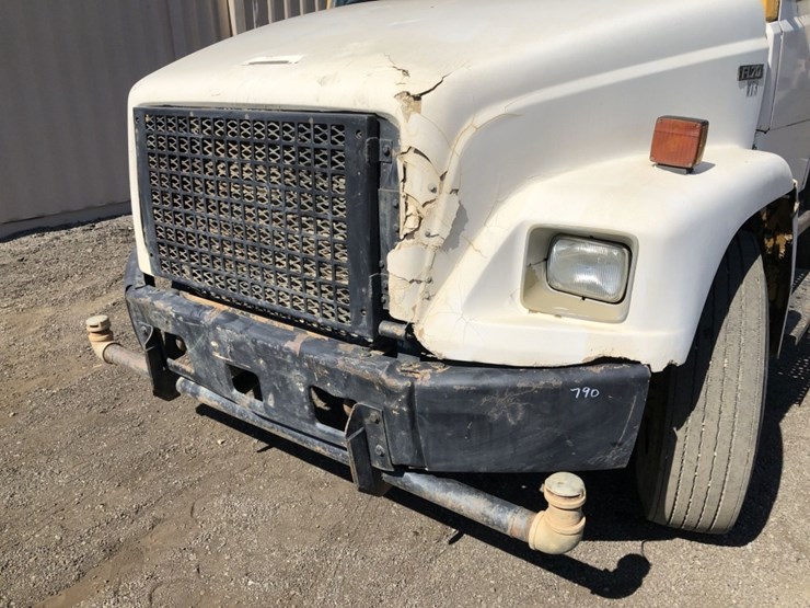 1999-freightliner-fl70-image-14