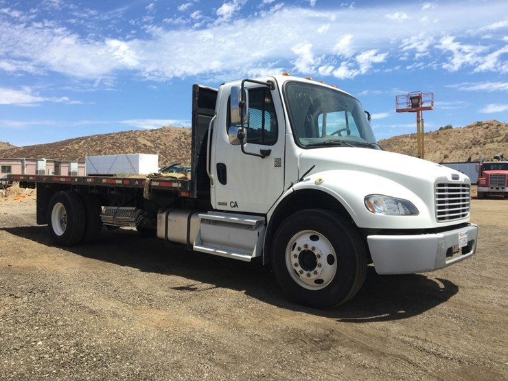 2011-freightliner-m2-flatbed-truck,-image-2