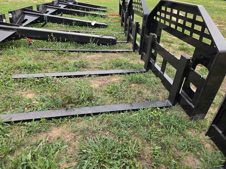 #2082-•-60"-skid-steer-forks-2650-lb.-capacity-image-4