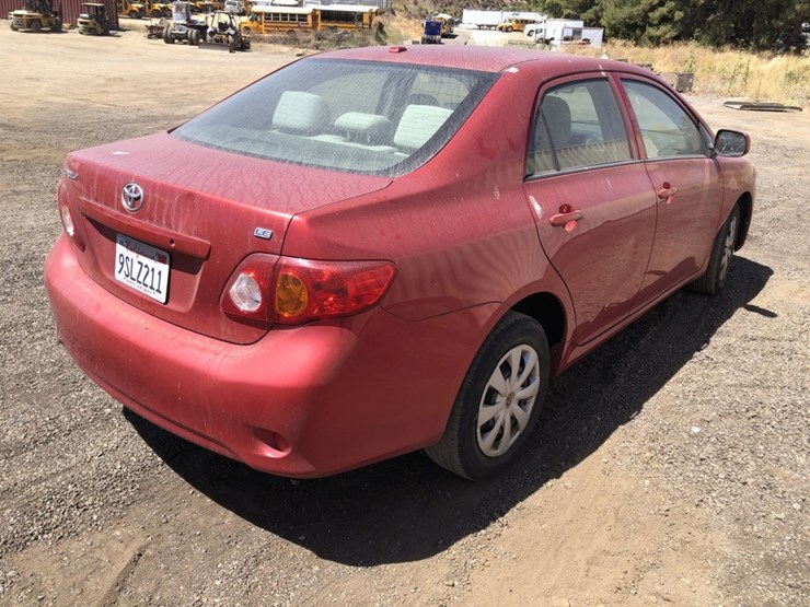 2010-toyota-corolla-le-sedan,-image-3