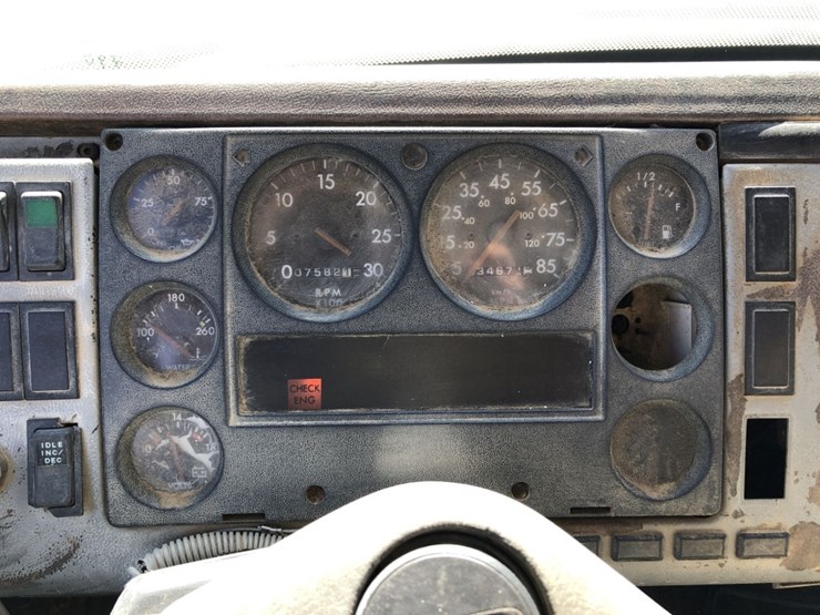 1999-freightliner-fl70-image-8