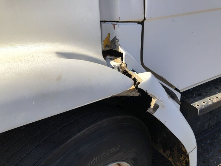 1999-freightliner-fl70-image-13