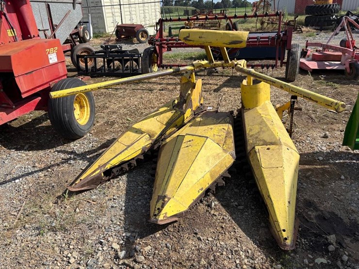 new-holland-824-image-1