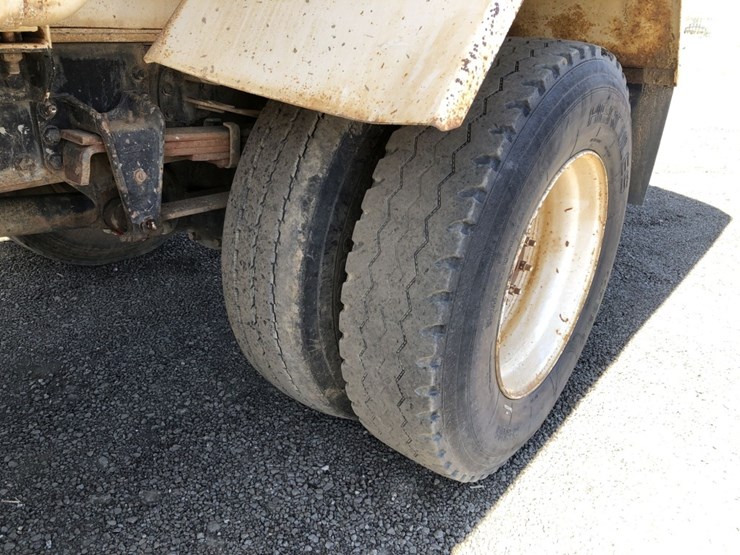1999-freightliner-fl70-image-12