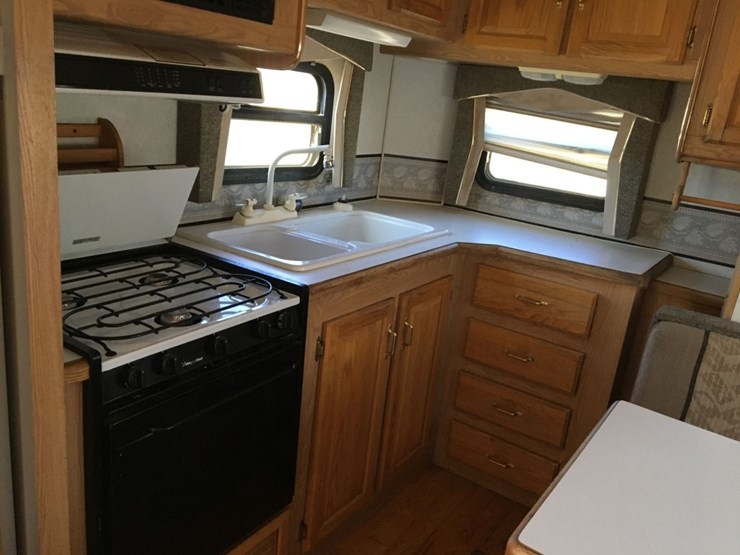 2004-forest-river-cardinal-26ft-5th-wheel-travel-image-8