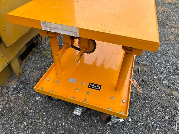 platform-lift-table-on-4-castors-image-5