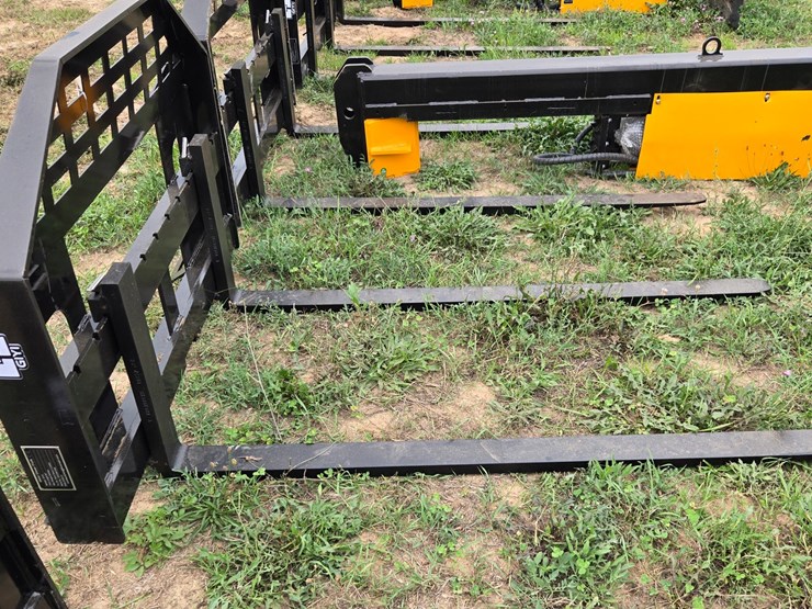 #2082-•-60"-skid-steer-forks-2650-lb.-capacity-image-2