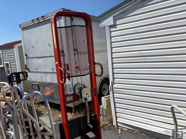 hand-winch-platform-lift-image-3