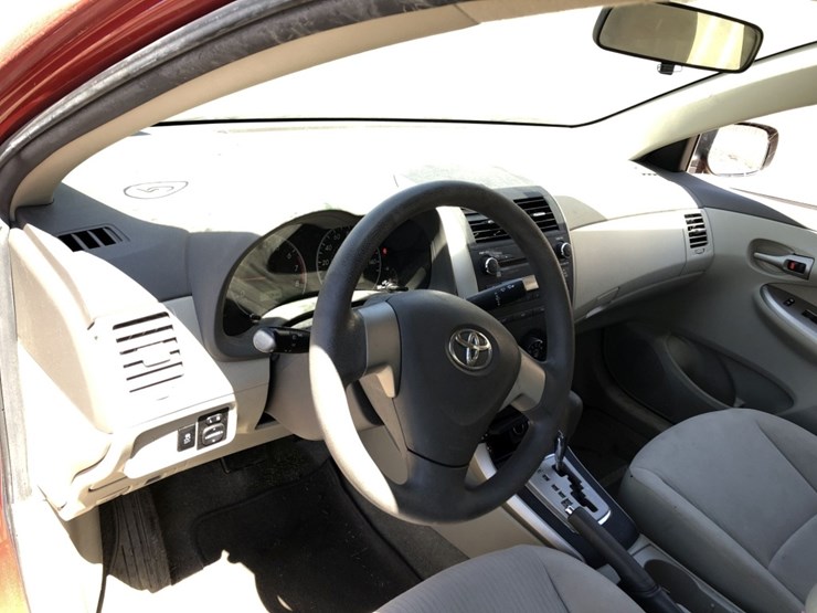2010-toyota-corolla-le-sedan,-image-9