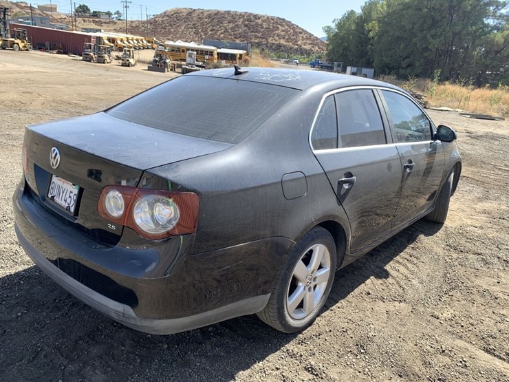 2008-volkswagen-jetta-sedan,-image-3