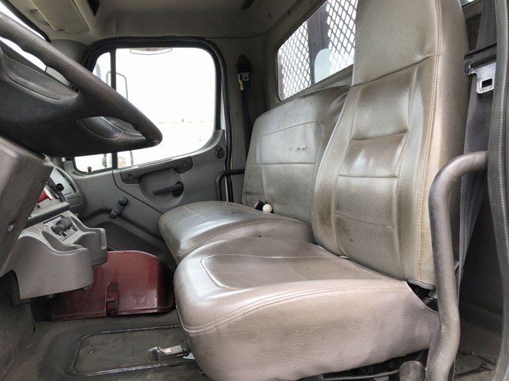 2007-freightliner-m2-flatbed-truck,-image-9