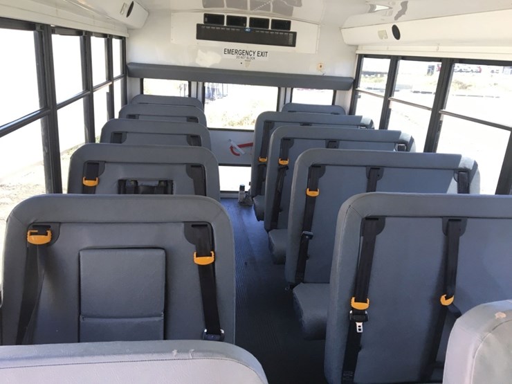 2015-chevrolet-express-3500-image-9