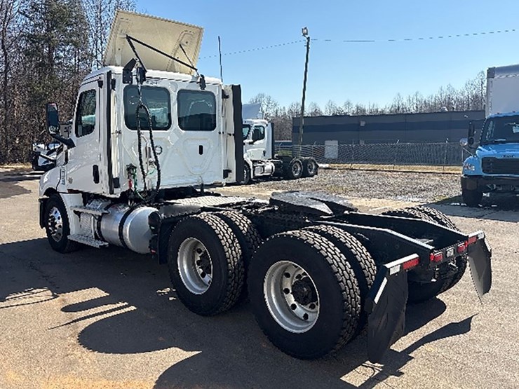 2019-freightliner-cascadia-126-image-2