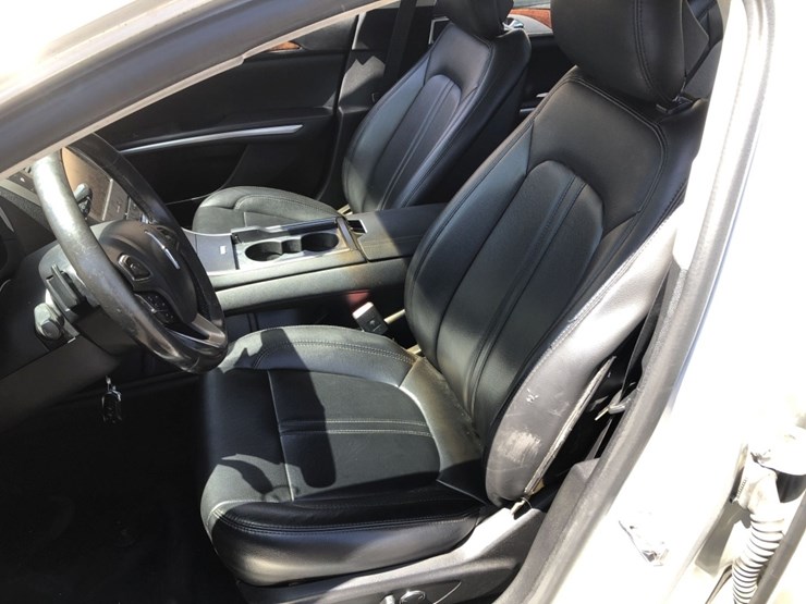 2016-lincoln-mkz-sedan,-image-11