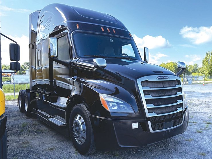 2019-freightliner-cascadia-126-image-2
