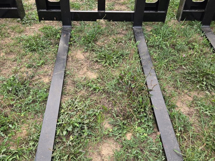 #2095-•-60"-skid-steer-forks-2650-lb.-capacity-image-3