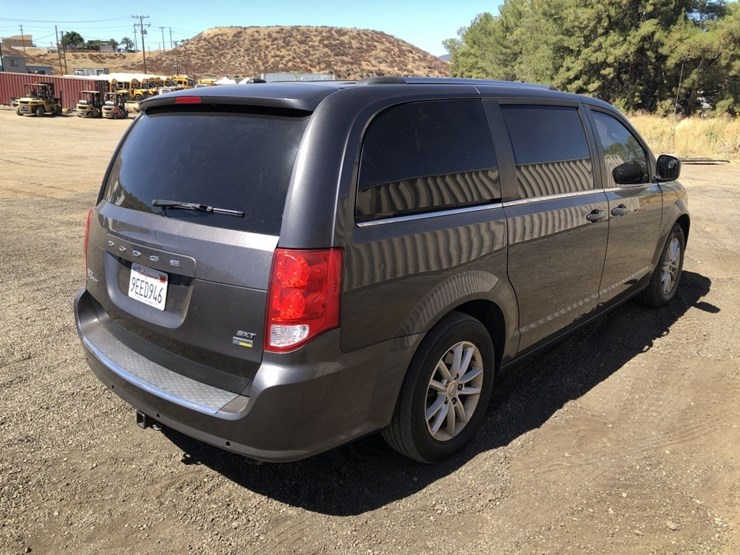 2019-dodge-grand-caravan-sxt-image-3