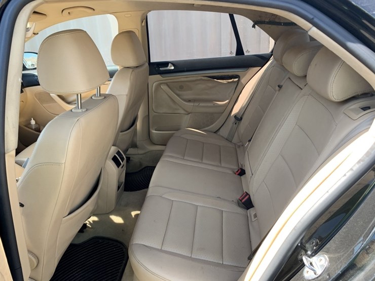 2008-volkswagen-jetta-sedan,-image-13