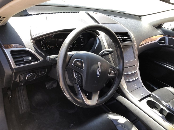 2016-lincoln-mkz-sedan,-image-10