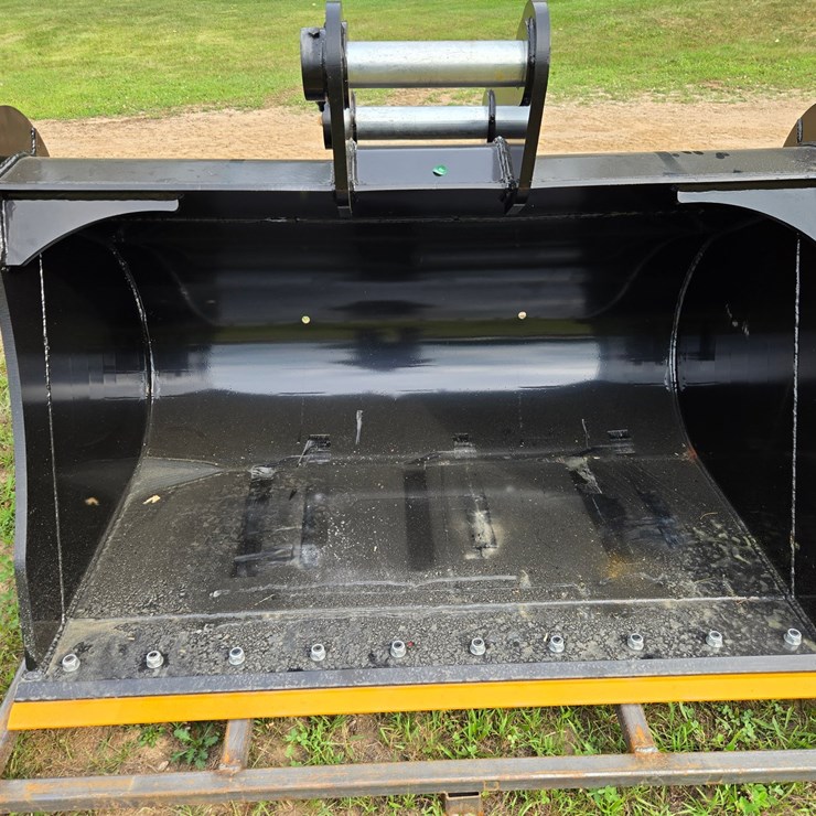 #2083 • Excavator 12T Flat Bucket