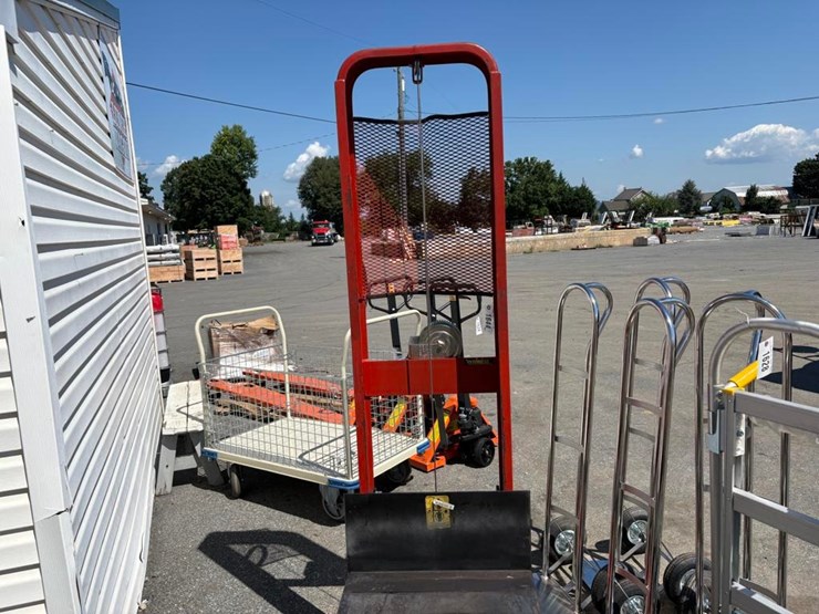 hand-winch-platform-lift-image-1