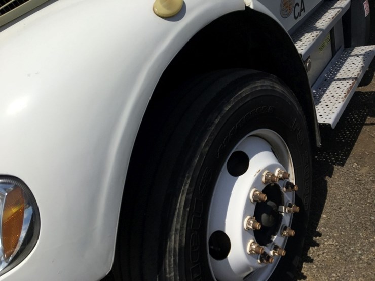 2011-freightliner-m2-flatbed-truck,-image-17