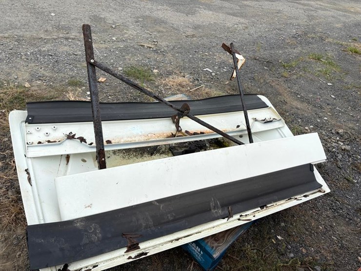 misc-semi-truck-part-image-3