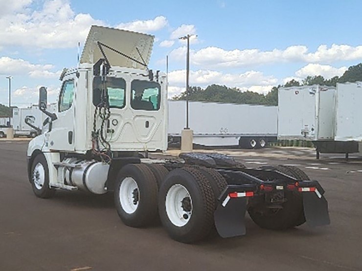 2019-freightliner-cascadia-126-image-2