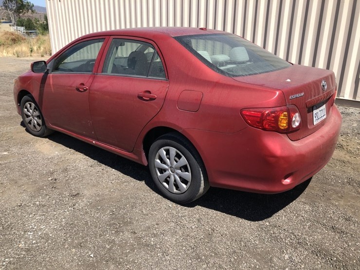 2010-toyota-corolla-le-sedan,-image-4