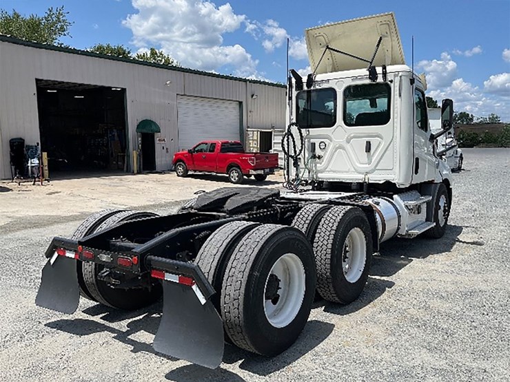 2019-freightliner-cascadia-126-image-2