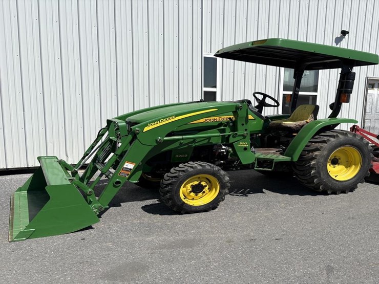 john-deere-3203-image-1
