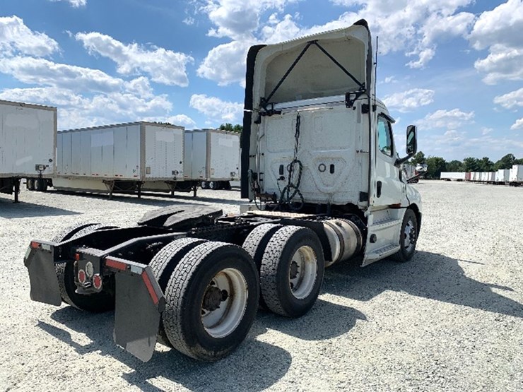 2020-freightliner-cascadia-126-image-2