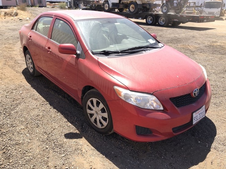 2010-toyota-corolla-le-sedan,-image-2