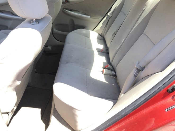 2010-toyota-corolla-le-sedan,-image-11
