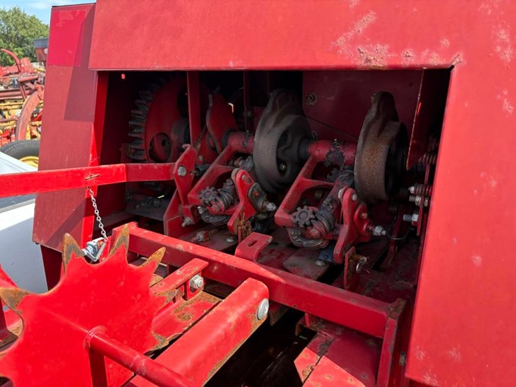 new-holland-565-image-5