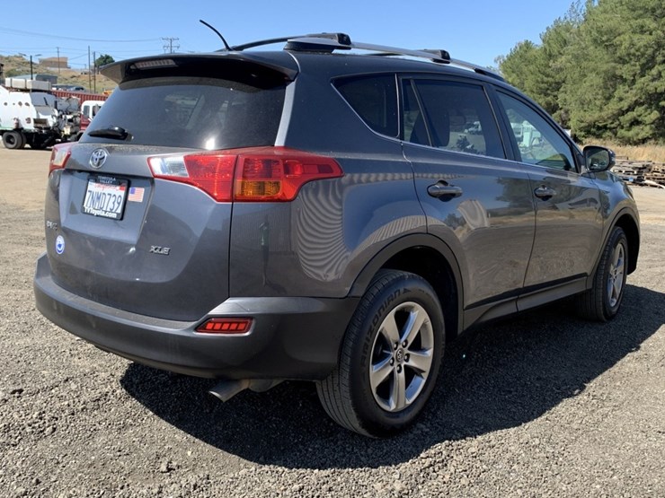 2015-toyota-rav4-image-3