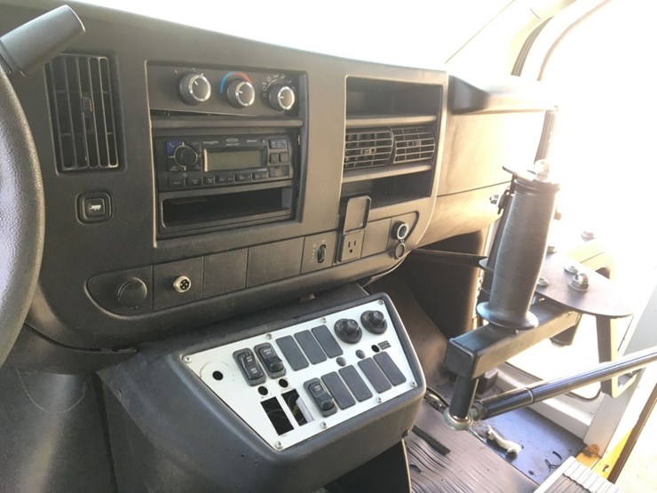 2015-chevrolet-express-3500-image-7