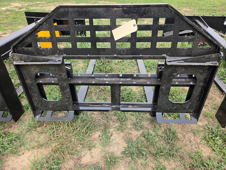 #2082-•-60"-skid-steer-forks-2650-lb.-capacity-image-3
