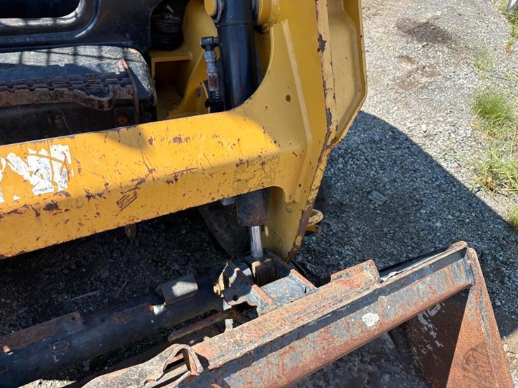 2018-caterpillar-239d-image-6