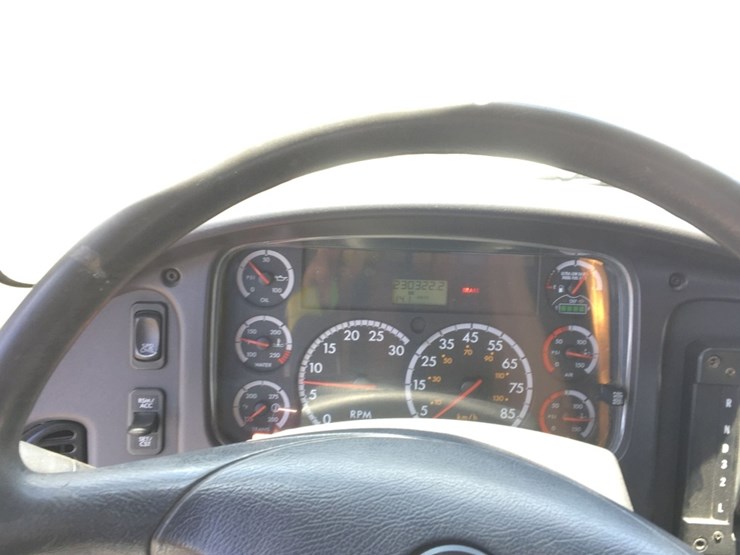 2011-freightliner-m2-flatbed-truck,-image-6