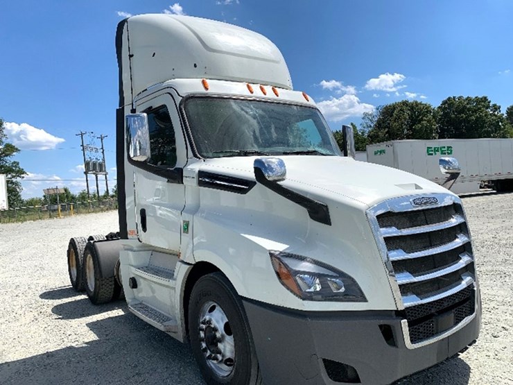 2020-freightliner-cascadia-126-image-1
