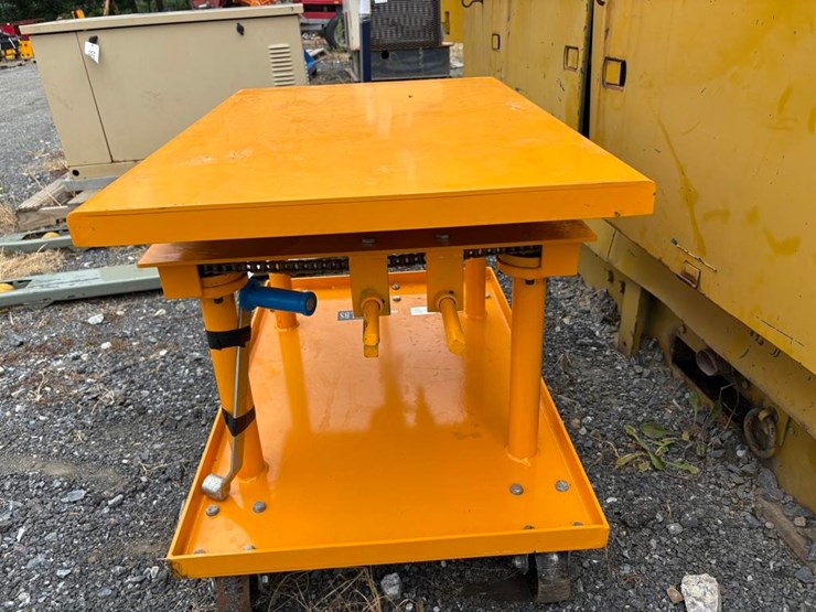 platform-lift-table-on-4-castors-image-4