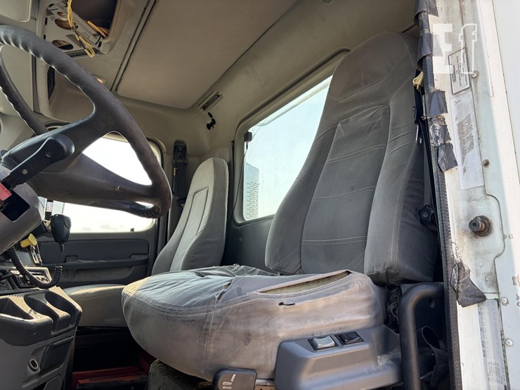 2002-freightliner-columbia-120-image-22