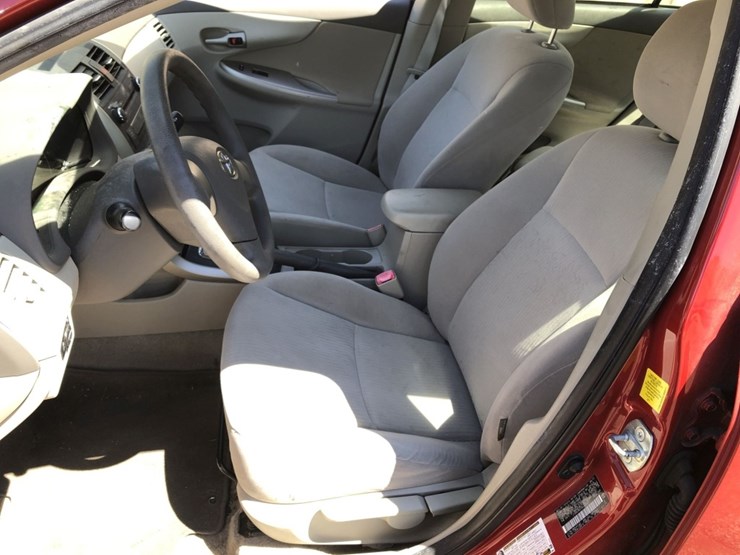 2010-toyota-corolla-le-sedan,-image-10