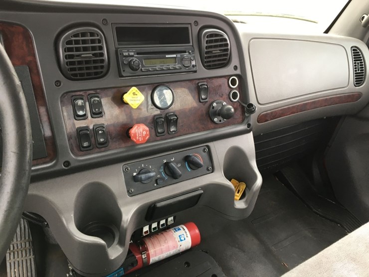 2014-freightliner-m2-flatbed-truck,-image-7